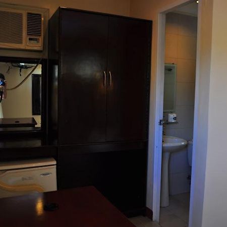 Club Manila East Taytay Apartamento Exterior foto
